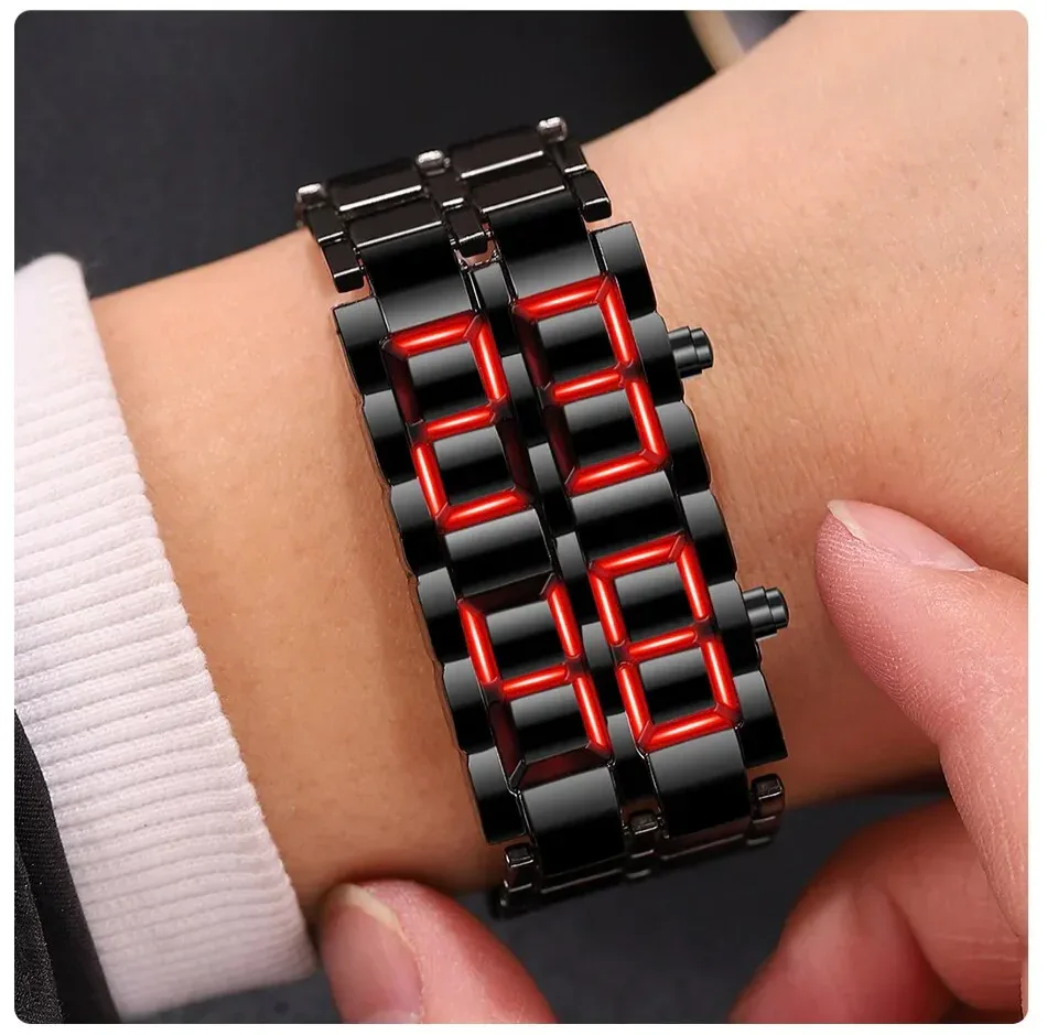 ساعة LED فائقة الأناقة تشبه السوار