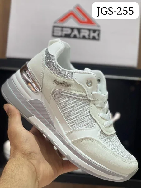 حذاء رياضي أنيق