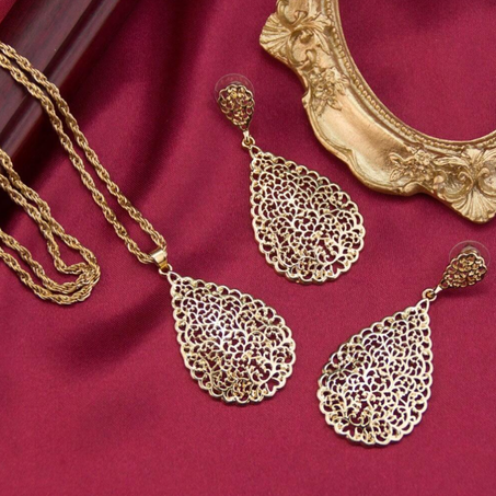 طقم مجوهرات ذهبي بتصميم عربي فاخر مستوحى من الأناقة المغربية