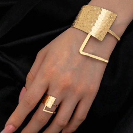 طقم سوار وخاتم بتصميم هندسي فاخر وأسلوب أوروبي عصري، مثالي لكل امرأة تبحث عن الأناقة اليومية