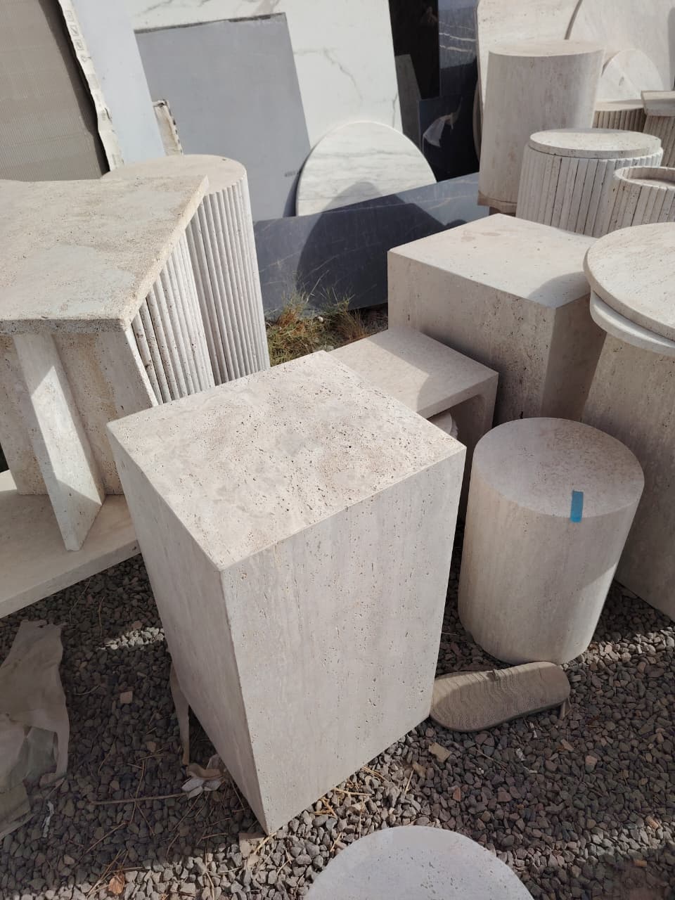 Table carré en Travertin 80×80 avec pied carré et d’une épaisseur de 2 cm