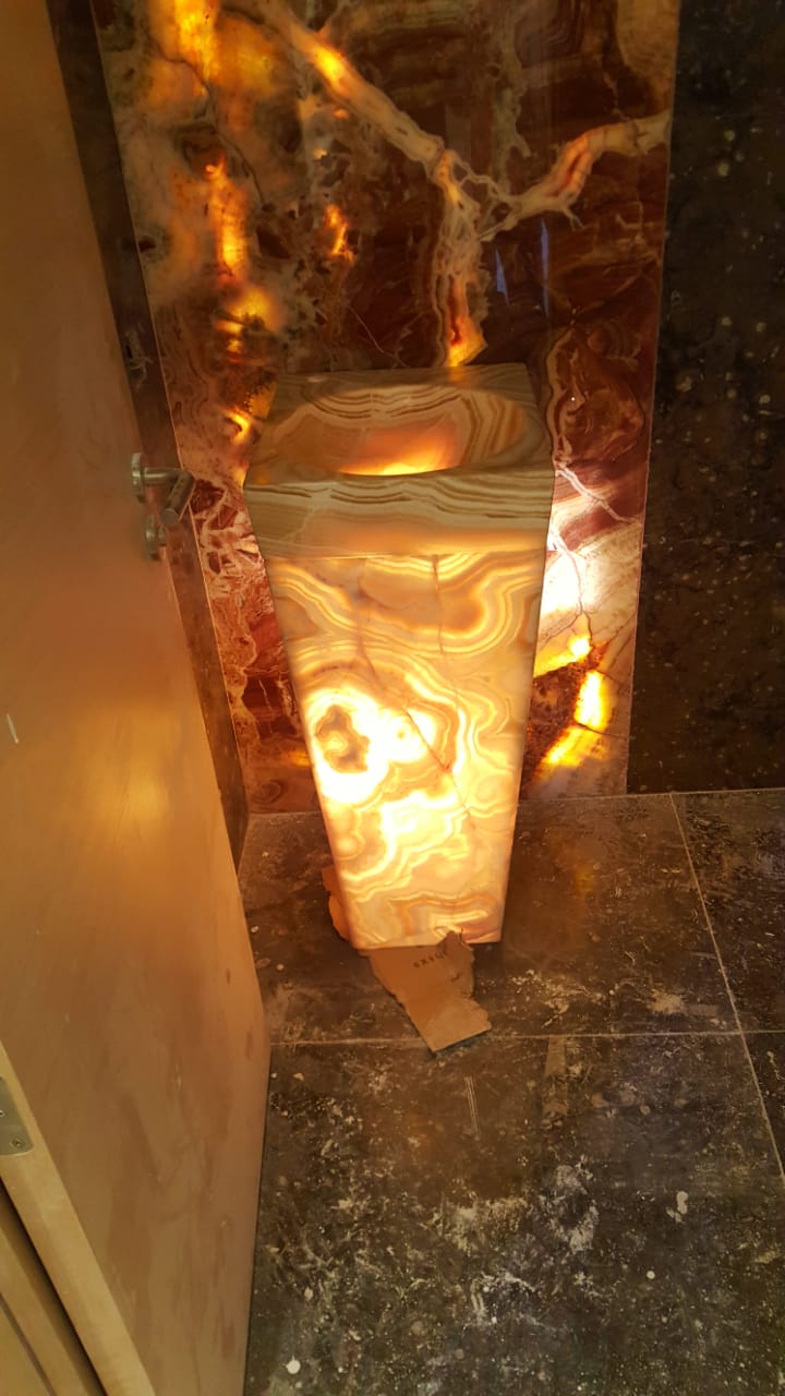 Beauté Minérale : Vasque en Onyx 45x45x85 cm
