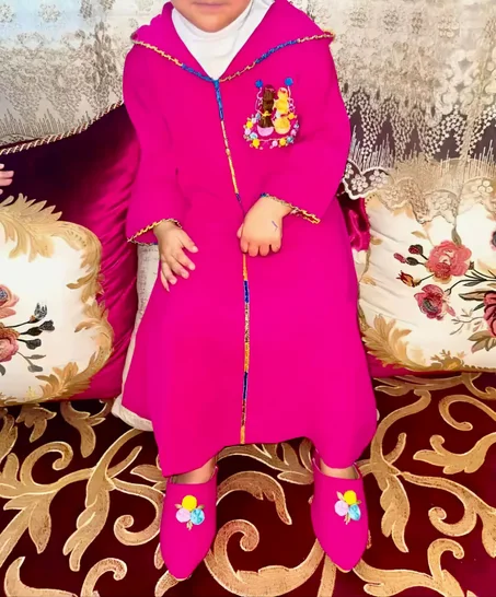 جلابة  راندة بالطرز البرازيلي.مخدومة بدقة وصبر كل غرزة مخدومة باليد بكل حب باش تجي النتيجة مثقونة وتفرّح العين ❤️