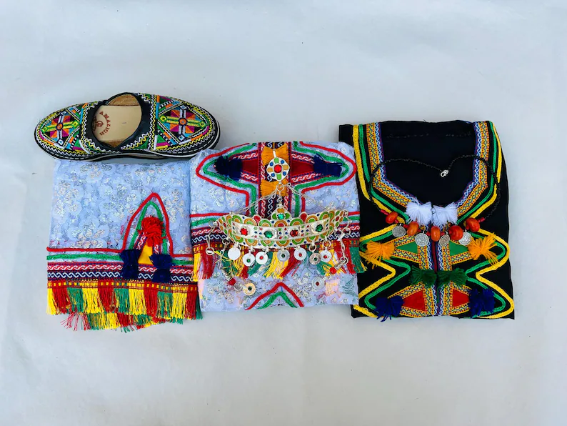 لبسة بنات صغار شبكة عامرة بالبلغة والتاج واللوبان