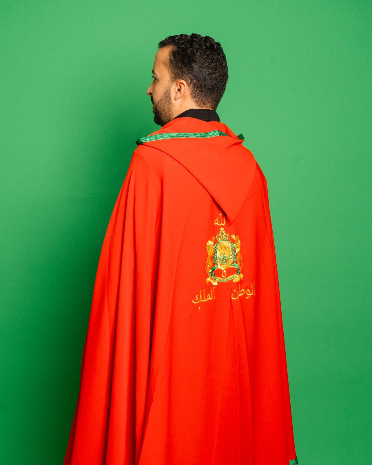 "سلهام مغربي تقليدي بخياطة عصرية – يجمع بين الأصالة والفخامة."