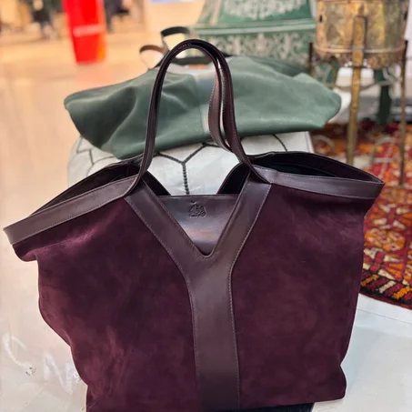 حقيبة اليد الجلدية التي لا غنى عنها.