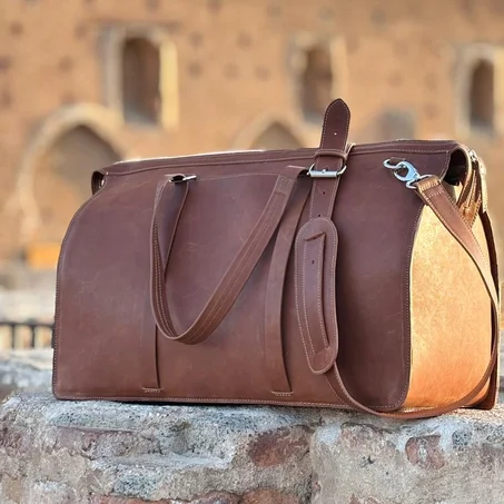 حقيبة "الأصالة" للسفر: حقيبة جلدية فاخرة مصنوعة يدوياً لعشاق التميز.