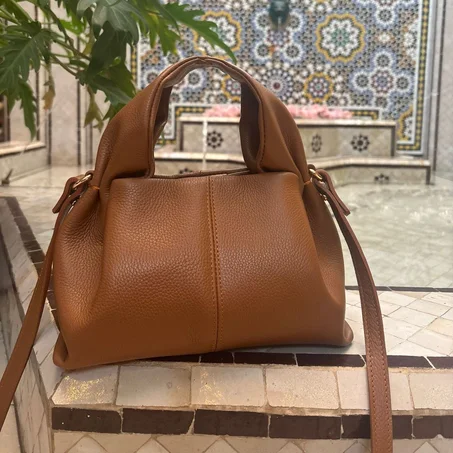 حقيبة يد صغيرة بلمسات فنية عصرية.