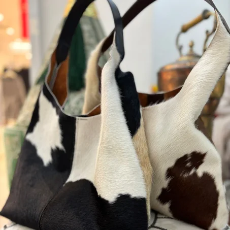 حقيبة يد من جلد الفراء الطبيعي بتصميم فريد لكل قطعة.