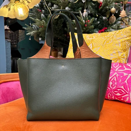 حقيبة "التوت" بجلد محبب وتفاصيل ذهبية ناعمة.