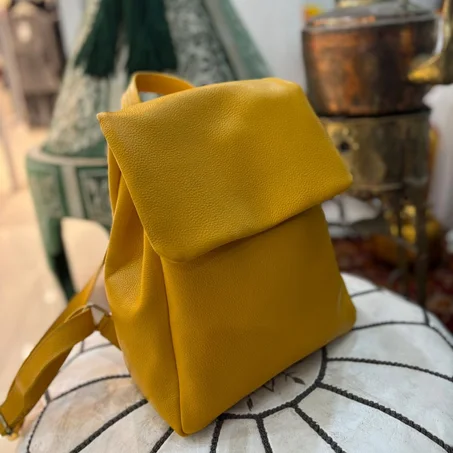 حقيبة اليد الجلدية التي ترافقك في كل لحظة.