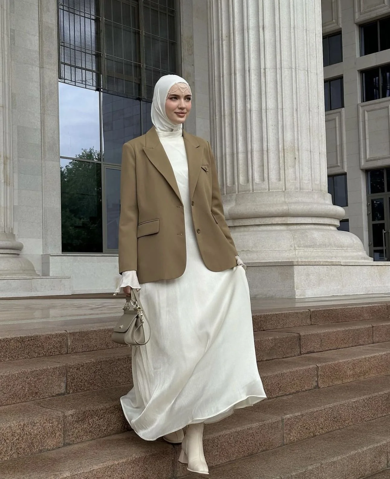 Blazer beige sable à la coupe droite et élégante.