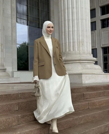 Blazer beige sable à la coupe droite et élégante.