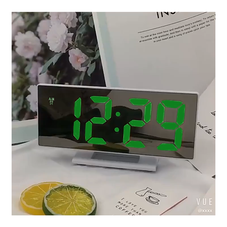 ساعة مكتب رقمية و مرآة 5 في 1 متوفرة فقط بأرقام باللون الأخضر