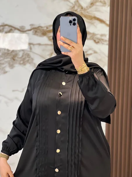 عباية طويلة بتصميم عصري وأنيق