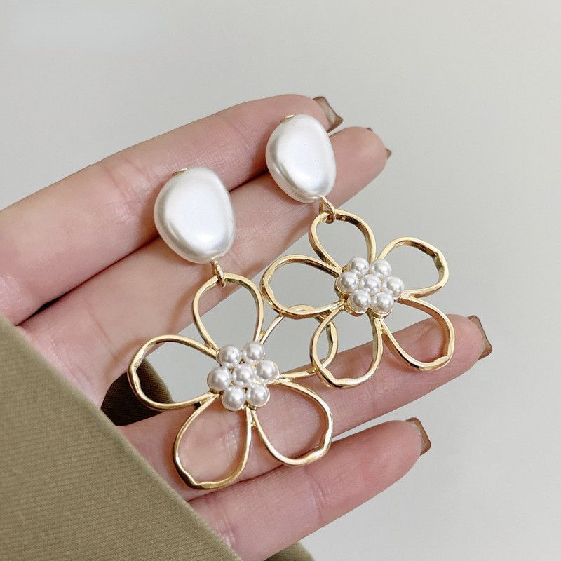 Boucles d'oreilles Fleur de perle dorée