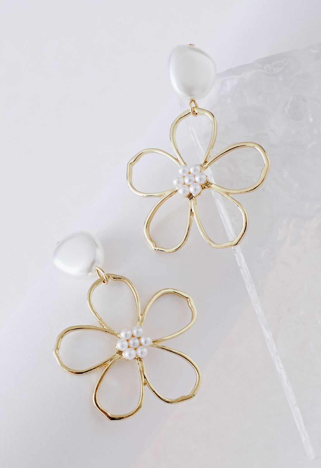 Boucles d'oreilles Fleur de perle dorée