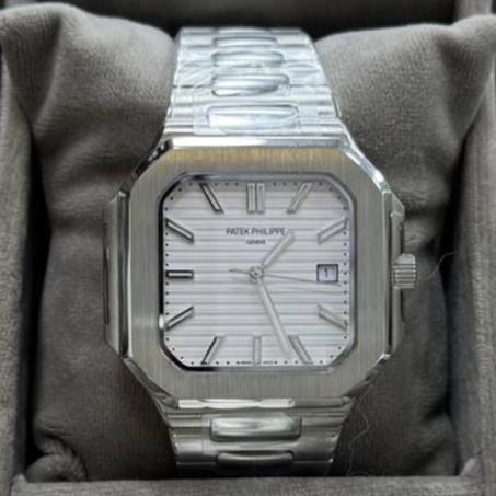 ساعات فاخرة بتصاميم وألوان متعددة، تناسب أذواق الجميع