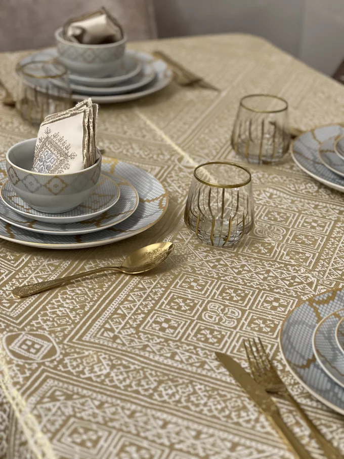 Nappe brodée en similicuir – Aura Dorée avec 8 serviettes offertes