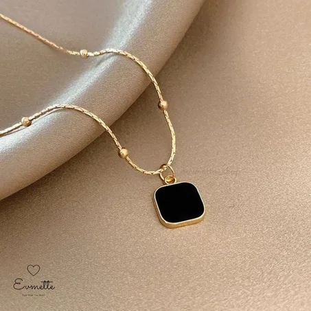 Un collier pendentif noir en acier inoxydable ✨