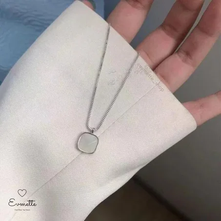 Un collier pendentif blanc en acier inoxydable ✨