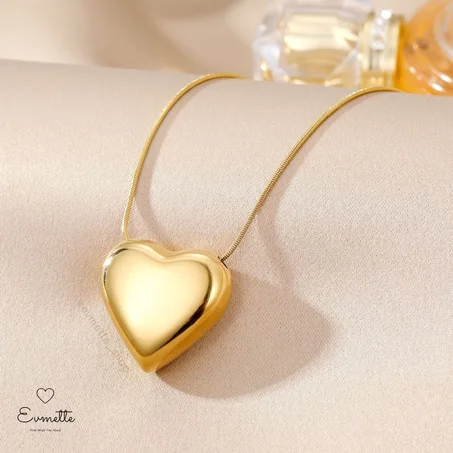 Un collier pendentif coeur doré en acier inoxydable ✨