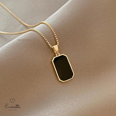 Un collier pendentif noir en acier inoxydable ✨