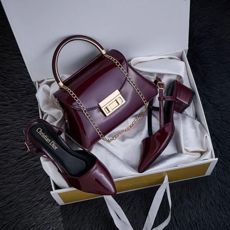 طقم نسائي أنيق حقيبة وحداء بكعب مربع متناسقين بسعر مميز 👜✨
