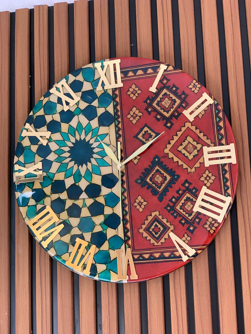 ساعة حائط فنية بزخارف الزليج والسجاد الأمازيغي