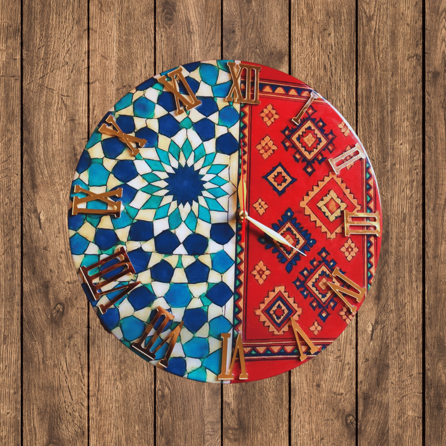 ساعة حائط فنية بزخارف الزليج والسجاد الأمازيغي