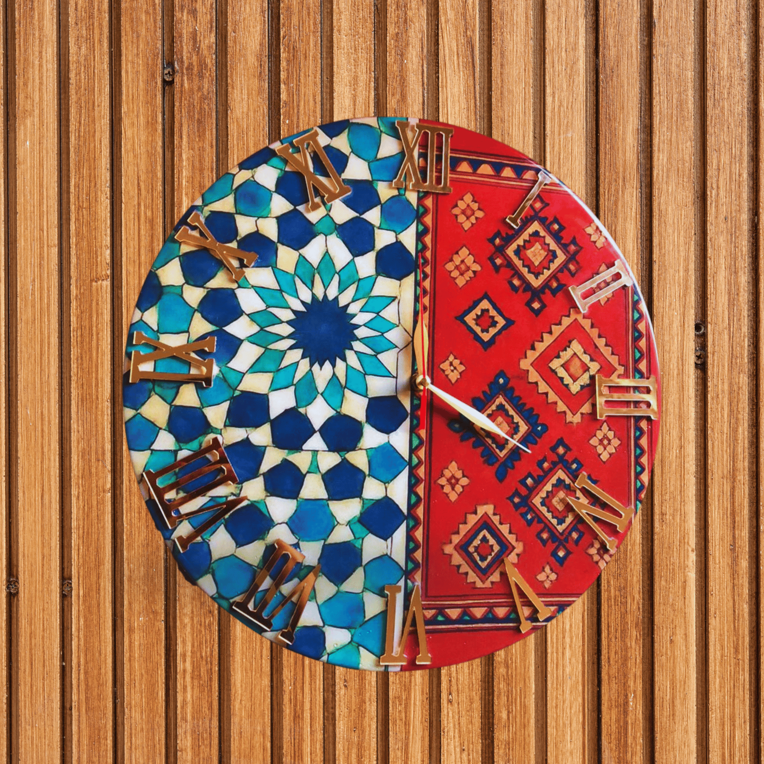 ساعة حائط بزخارف الزليج والسجاد الأمازيغي