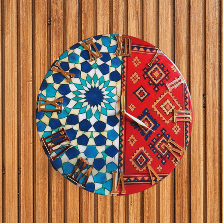 ساعة حائط فنية بزخارف الزليج والسجاد الأمازيغي