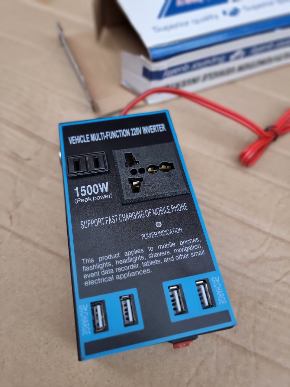 محول الطاقة المتعدد الوظائف المثالي للسيارة يعمل على تحويل 12V/24V إلى 220V بقوة تصل إلى 1500 واط  مثالي للرحلات، التخييم، واستخدام الأجهزة داخل السيارة