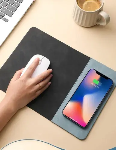 Tappetino mouse con ricarica wireless veloce, Una scrivania ordinata.