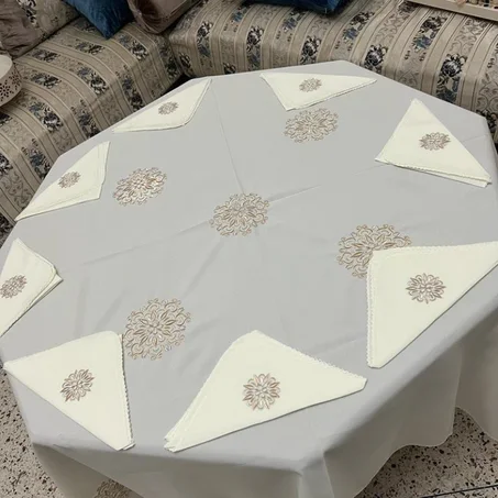 Nappe en Tissu avec Serviettes Brodées 10106