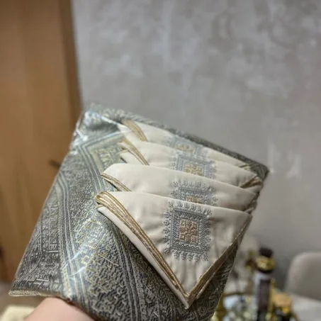 Nappe en Tissu avec Serviettes Brodées 10104