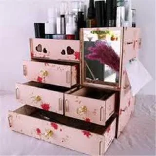 منظم الماكياج الضروري للمرأة