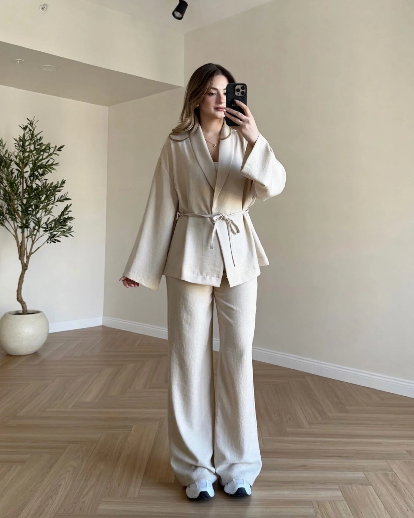 طقم نسائي أنيق بتصميم عصري مريح