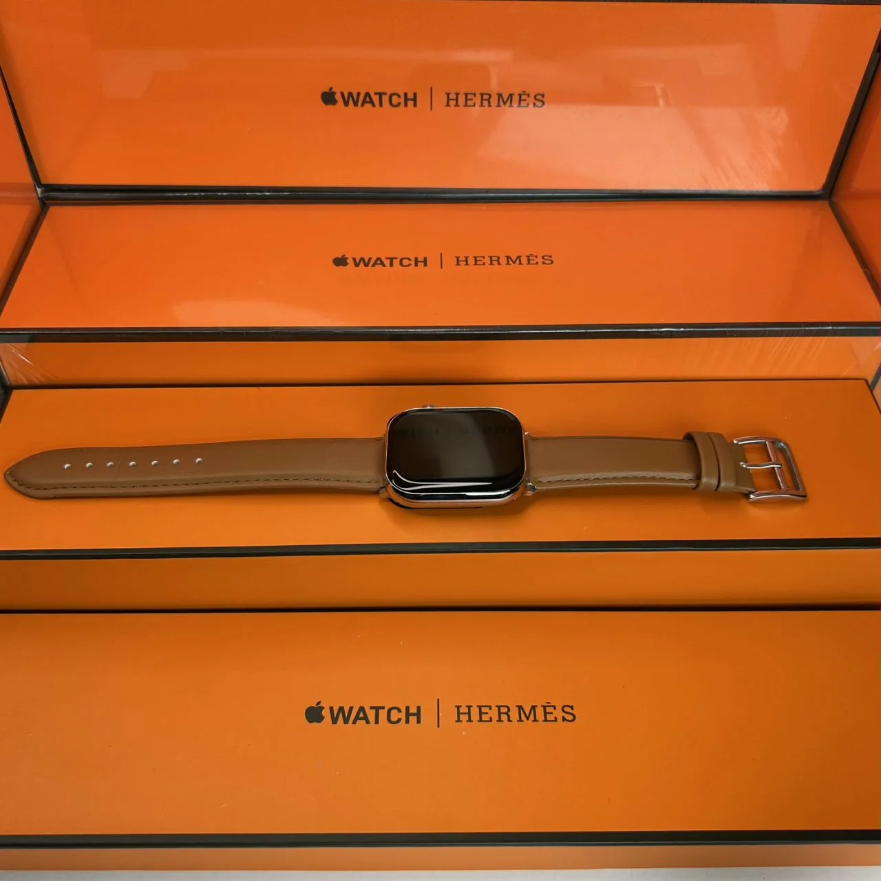 Montre connectée design premium — style Hermès