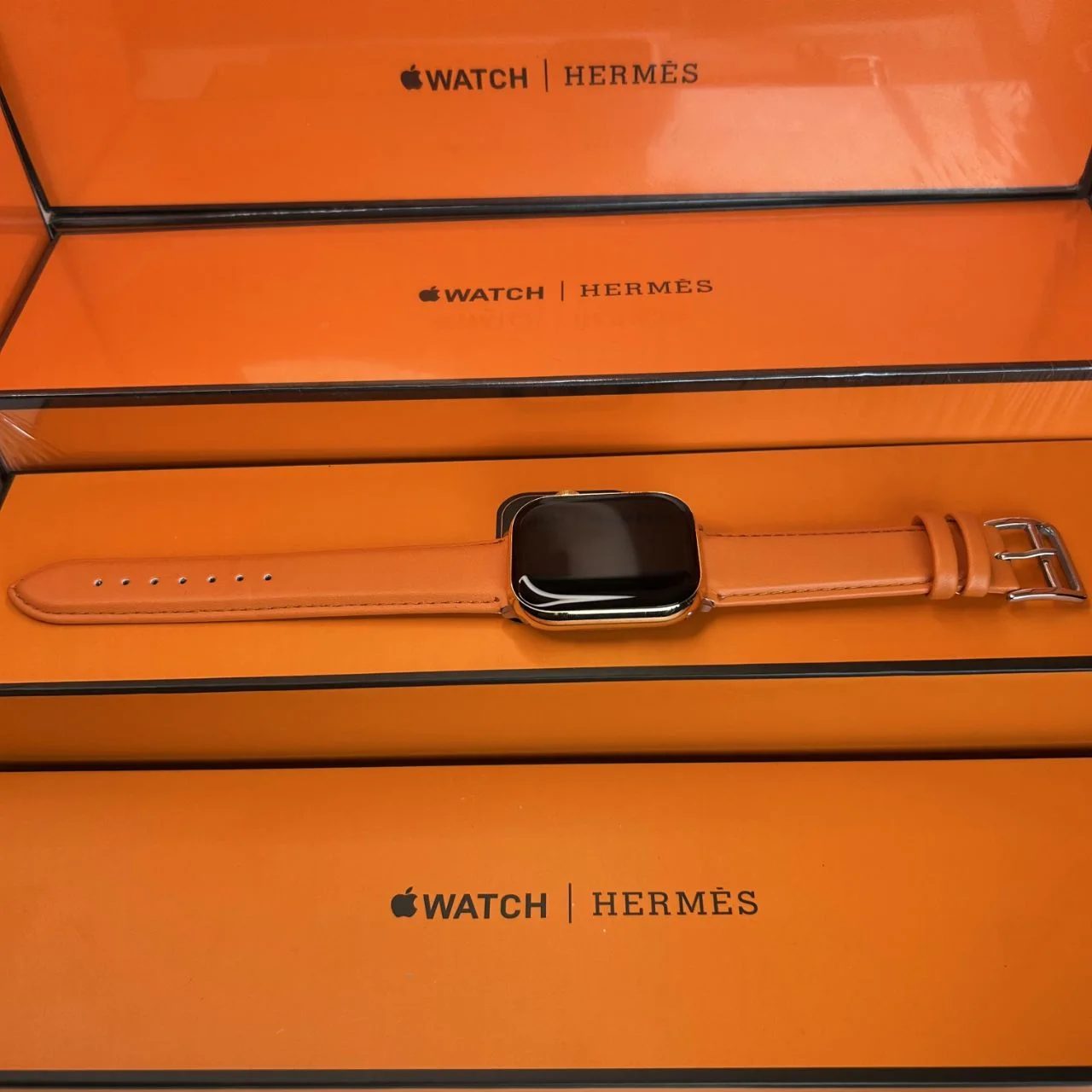 Montre connectée design premium — style Hermès