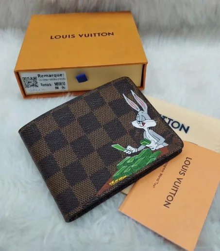 👝 محفظة رجالية Louis Vuitton 🖤🤎 بتصميم Bugs Bunny 🐰💵 | أناقة وتميّز 🔥