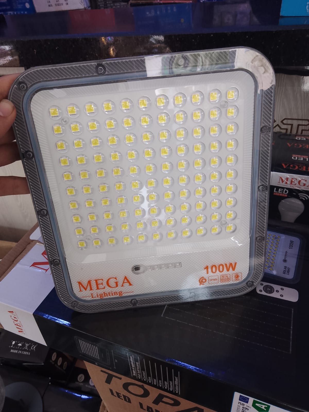 بروجكتور 100 واط من شركة MEGA Lighting