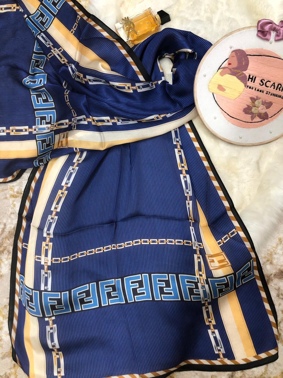 Châle en soie de marque (FENDI)