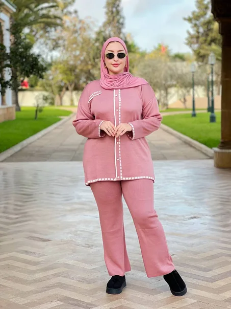 اخترنا لك هذالطقم من الأطقم التي تتميز بخاماتها وأناقتها الراقية وجاذبيتها الساحرة إذ أنها تتنوع بجمالية ناعمة وألوان متنوعة في الجمالية تناسب النساء
