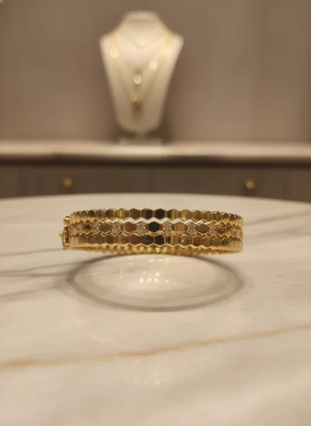 Trois bracelets, couleur or 18 carats