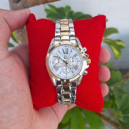 ساعة نسائية أنيقة وجذابة