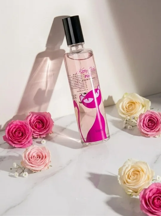 عطر كيتي جيرل بينك نفحات أنثوية ساحرة تمنحكِ انتعاشاً يدوم طويلاً وإطلالة تخطف الأنظار دللي نفسكِ مع Kitty Girl Pink. العطر الأكثر طلباً لنعومة وجاذبية لا تقاوم .