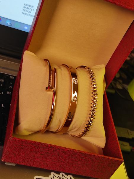 ثلاثي براسلي بلمعة ذهبية أنيقة وعالية الجودة لا تتأثر بالماء أو العطور