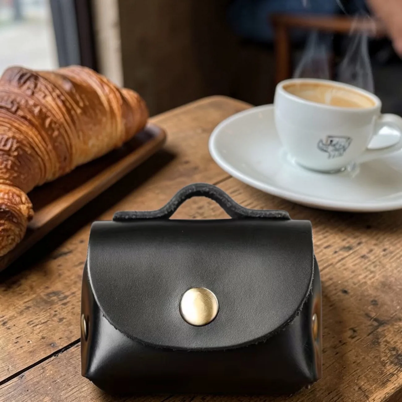 محفظة صغيرة للرجال من الجلد الطبيعي، عملية لحفظ النقود والسماعات والأغراض الصغيرة.