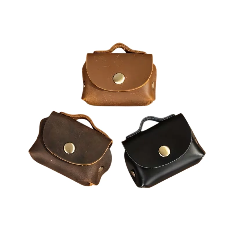 محفظة صغيرة للرجال من الجلد الطبيعي، عملية لحفظ النقود والسماعات والأغراض الصغيرة.